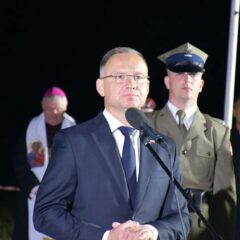 Prezydent RP i Minister Obrony Narodowej na wieczornym apelu w Ossowie